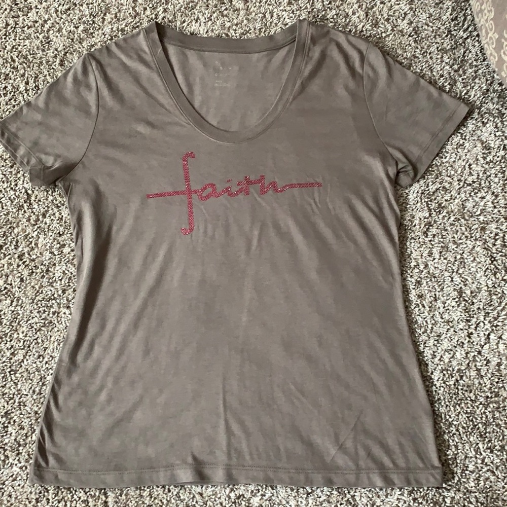 Tee w/ rhinestone “faith “ decor ✨✨
